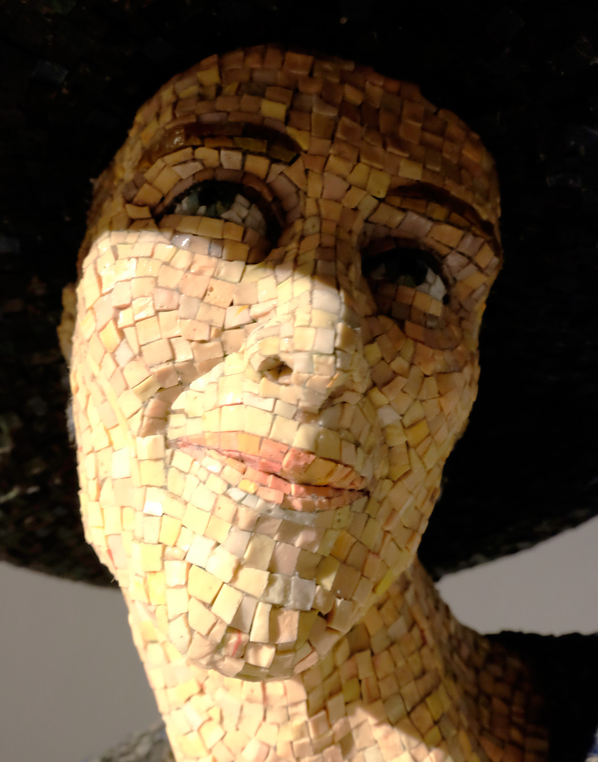 mosaico artistico applicazione su scultura