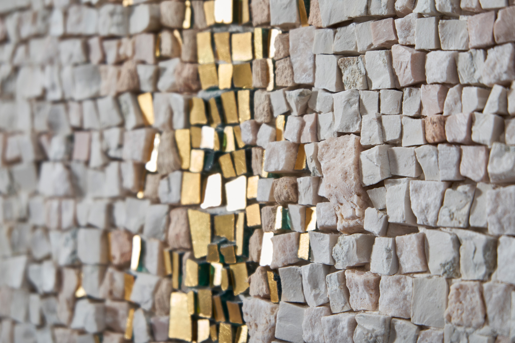 mosaico artistico contemporaneo livio savioli oltre la porta dettaglio